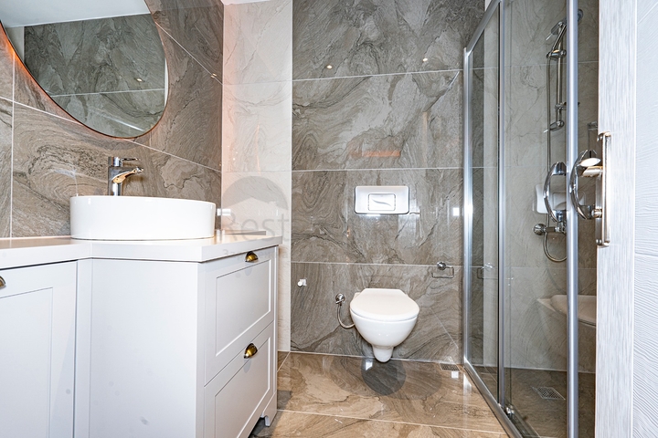 اطلالة بحر وقلعة - فيلا مستقلة - 3 غرف وصالة - في مركز الانيا 