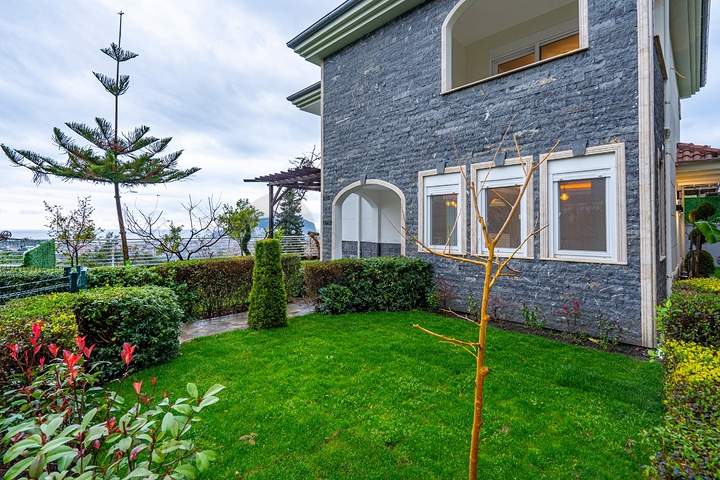 اطلالة بحر وقلعة - فيلا مستقلة - 3 غرف وصالة - في مركز الانيا 