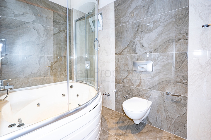 اطلالة بحر وقلعة - فيلا مستقلة - 3 غرف وصالة - في مركز الانيا 