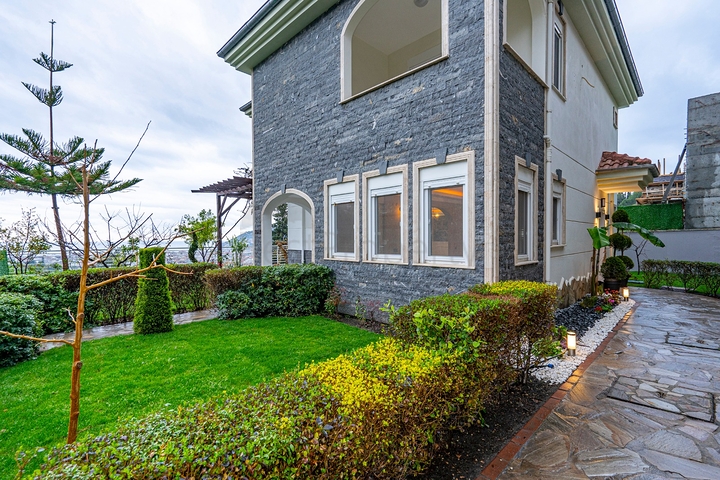 اطلالة بحر وقلعة - فيلا مستقلة - 3 غرف وصالة - في مركز الانيا 