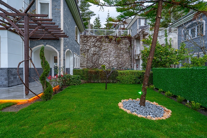 اطلالة بحر وقلعة - فيلا مستقلة - 3 غرف وصالة - في مركز الانيا 