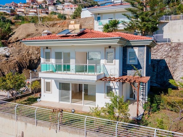 اطلالة بحر وقلعة - فيلا مستقلة - 3 غرف وصالة - في مركز الانيا 