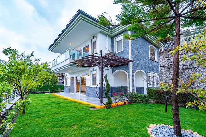 اطلالة بحر وقلعة - فيلا مستقلة - 3 غرف وصالة - في مركز الانيا 