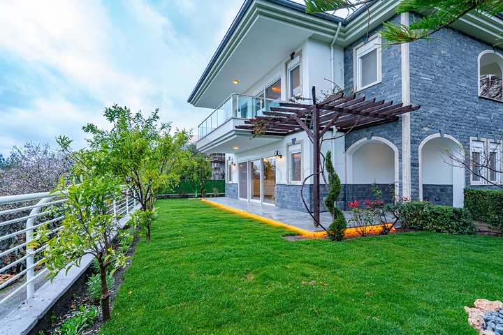 اطلالة بحر وقلعة - فيلا مستقلة - 3 غرف وصالة - في مركز الانيا 