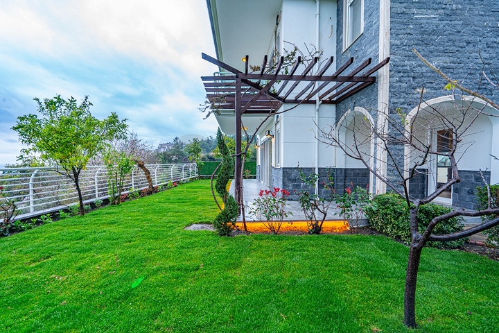 اطلالة بحر وقلعة - فيلا مستقلة - 3 غرف وصالة - في مركز الانيا 