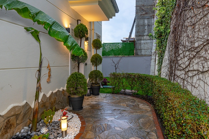 اطلالة بحر وقلعة - فيلا مستقلة - 3 غرف وصالة - في مركز الانيا 