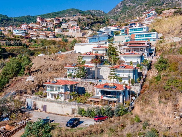 اطلالة بحر وقلعة - فيلا مستقلة - 3 غرف وصالة - في مركز الانيا 