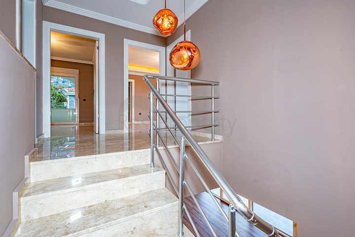 اطلالة بحر وقلعة - فيلا مستقلة - 3 غرف وصالة - في مركز الانيا 