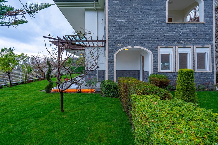 اطلالة بحر وقلعة - فيلا مستقلة - 3 غرف وصالة - في مركز الانيا 