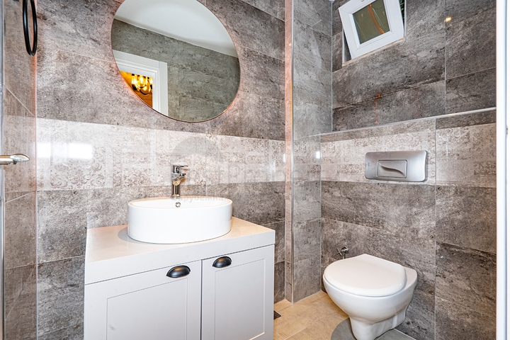 اطلالة بحر وقلعة - فيلا مستقلة - 3 غرف وصالة - في مركز الانيا 