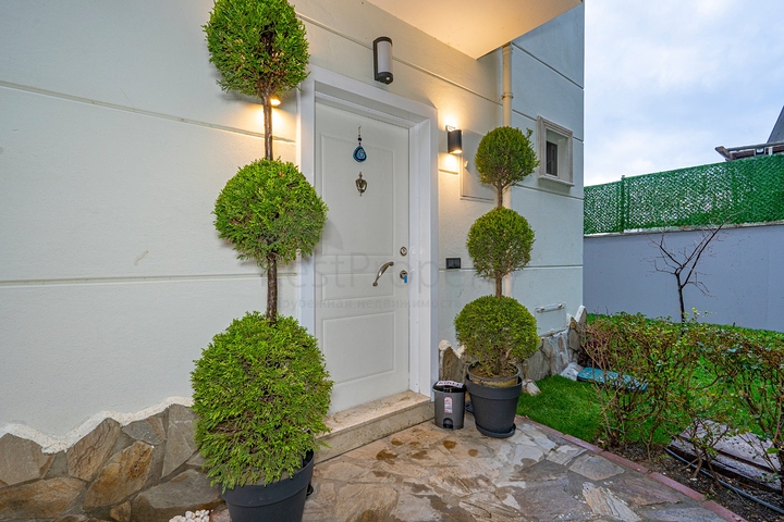 اطلالة بحر وقلعة - فيلا مستقلة - 3 غرف وصالة - في مركز الانيا 