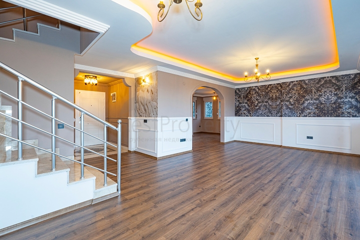 اطلالة بحر وقلعة - فيلا مستقلة - 3 غرف وصالة - في مركز الانيا 