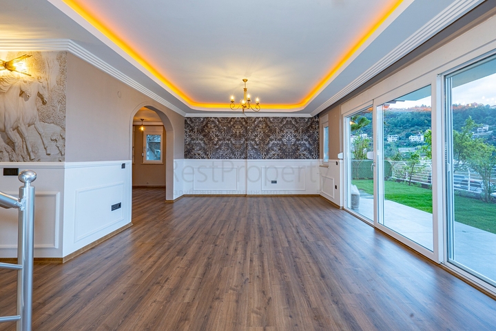 اطلالة بحر وقلعة - فيلا مستقلة - 3 غرف وصالة - في مركز الانيا 