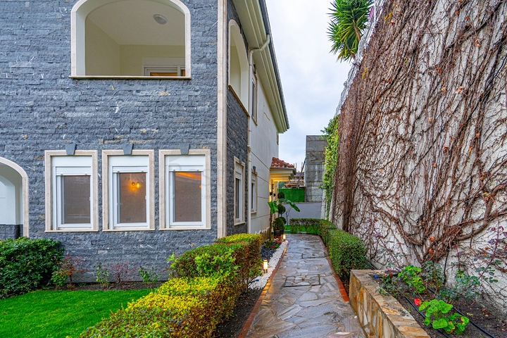 اطلالة بحر وقلعة - فيلا مستقلة - 3 غرف وصالة - في مركز الانيا 