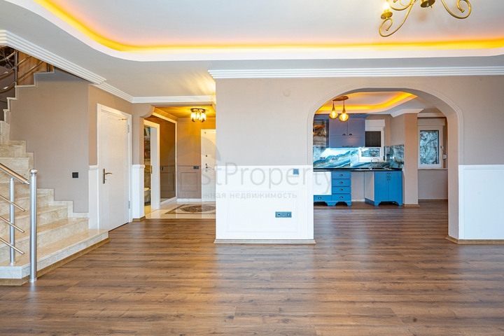 اطلالة بحر وقلعة - فيلا مستقلة - 3 غرف وصالة - في مركز الانيا 