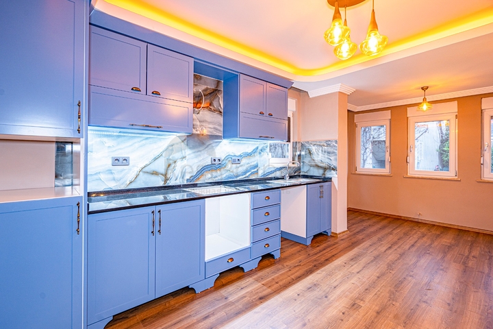 اطلالة بحر وقلعة - فيلا مستقلة - 3 غرف وصالة - في مركز الانيا 