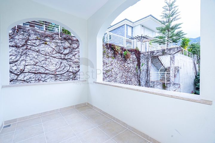 اطلالة بحر وقلعة - فيلا مستقلة - 3 غرف وصالة - في مركز الانيا 