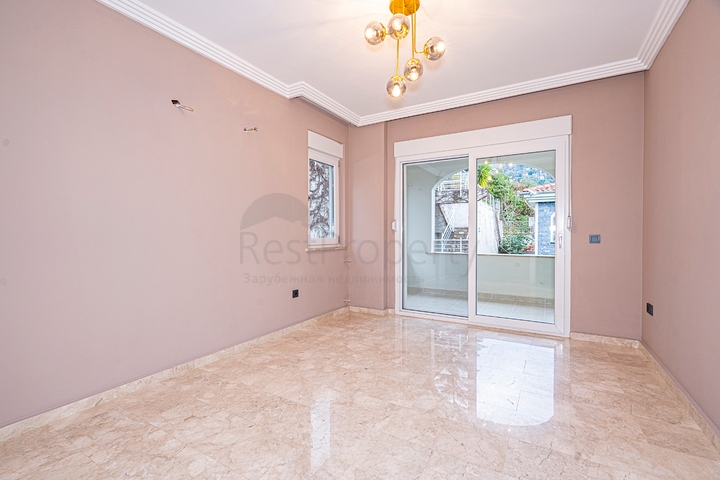 اطلالة بحر وقلعة - فيلا مستقلة - 3 غرف وصالة - في مركز الانيا 