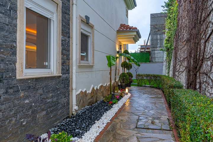 اطلالة بحر وقلعة - فيلا مستقلة - 3 غرف وصالة - في مركز الانيا 