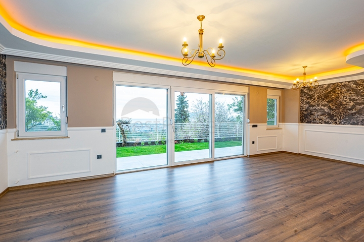 اطلالة بحر وقلعة - فيلا مستقلة - 3 غرف وصالة - في مركز الانيا 