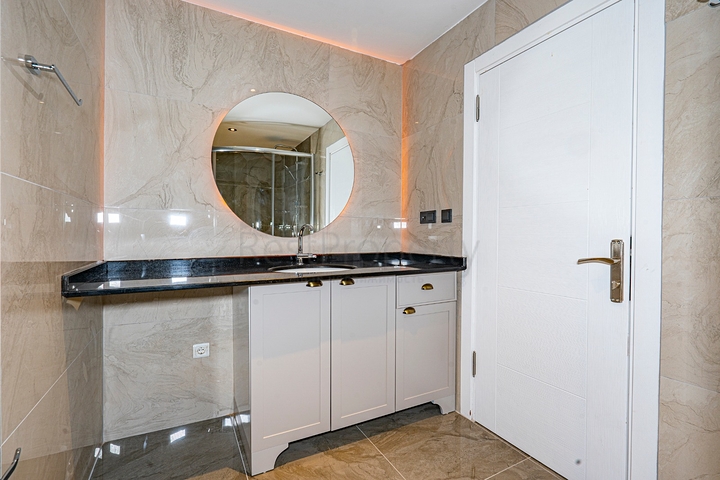 اطلالة بحر وقلعة - فيلا مستقلة - 3 غرف وصالة - في مركز الانيا 