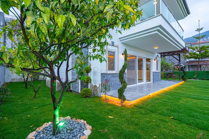 اطلالة بحر وقلعة - فيلا مستقلة - 3 غرف وصالة - في مركز الانيا 