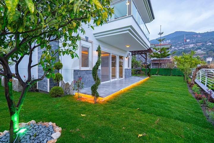 اطلالة بحر وقلعة - فيلا مستقلة - 3 غرف وصالة - في مركز الانيا 