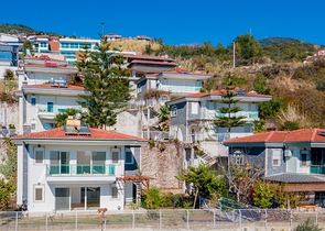 اطلالة بحر وقلعة - فيلا مستقلة - 3 غرف وصالة - في مركز الانيا 