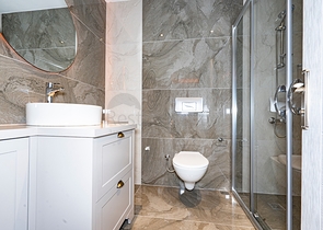 اطلالة بحر وقلعة - فيلا مستقلة - 3 غرف وصالة - في مركز الانيا 