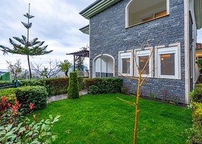 اطلالة بحر وقلعة - فيلا مستقلة - 3 غرف وصالة - في مركز الانيا 