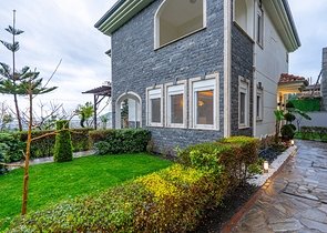 اطلالة بحر وقلعة - فيلا مستقلة - 3 غرف وصالة - في مركز الانيا 