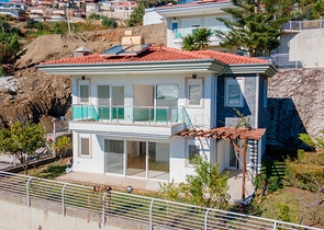 اطلالة بحر وقلعة - فيلا مستقلة - 3 غرف وصالة - في مركز الانيا 