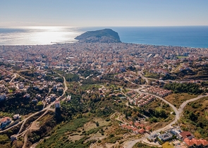 اطلالة بحر وقلعة - فيلا مستقلة - 3 غرف وصالة - في مركز الانيا 