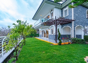 اطلالة بحر وقلعة - فيلا مستقلة - 3 غرف وصالة - في مركز الانيا 