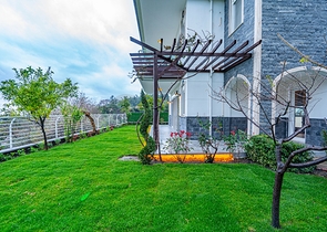 اطلالة بحر وقلعة - فيلا مستقلة - 3 غرف وصالة - في مركز الانيا 