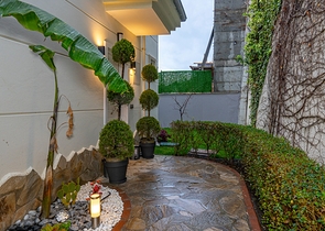 اطلالة بحر وقلعة - فيلا مستقلة - 3 غرف وصالة - في مركز الانيا 