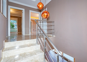 اطلالة بحر وقلعة - فيلا مستقلة - 3 غرف وصالة - في مركز الانيا 