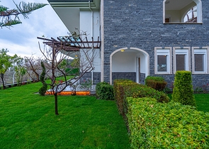 اطلالة بحر وقلعة - فيلا مستقلة - 3 غرف وصالة - في مركز الانيا 