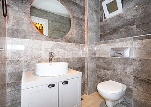 اطلالة بحر وقلعة - فيلا مستقلة - 3 غرف وصالة - في مركز الانيا 