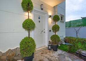 اطلالة بحر وقلعة - فيلا مستقلة - 3 غرف وصالة - في مركز الانيا 