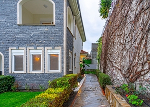 اطلالة بحر وقلعة - فيلا مستقلة - 3 غرف وصالة - في مركز الانيا 