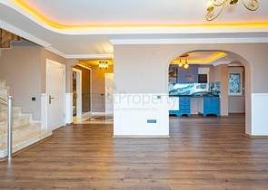 اطلالة بحر وقلعة - فيلا مستقلة - 3 غرف وصالة - في مركز الانيا 