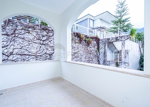 اطلالة بحر وقلعة - فيلا مستقلة - 3 غرف وصالة - في مركز الانيا 