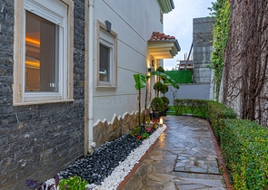 اطلالة بحر وقلعة - فيلا مستقلة - 3 غرف وصالة - في مركز الانيا 