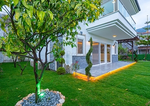 اطلالة بحر وقلعة - فيلا مستقلة - 3 غرف وصالة - في مركز الانيا 