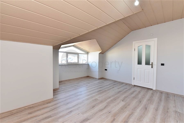 دوبلكس 4 غرف وصالة - محدثة - في مركز الانيا 