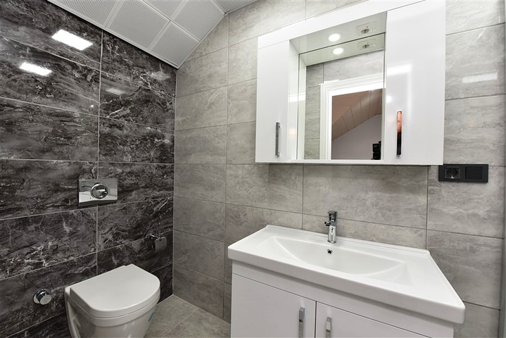 دوبلكس 4 غرف وصالة - محدثة - في مركز الانيا 