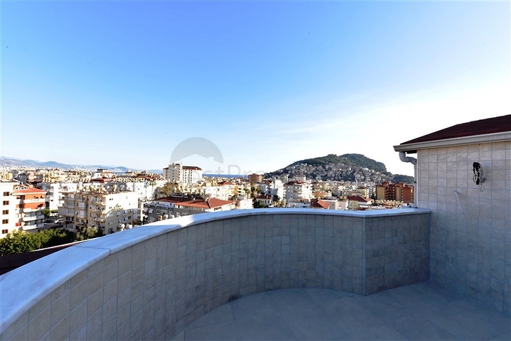 دوبلكس 4 غرف وصالة - محدثة - في مركز الانيا 