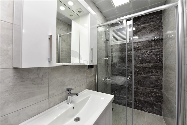 دوبلكس 4 غرف وصالة - محدثة - في مركز الانيا 