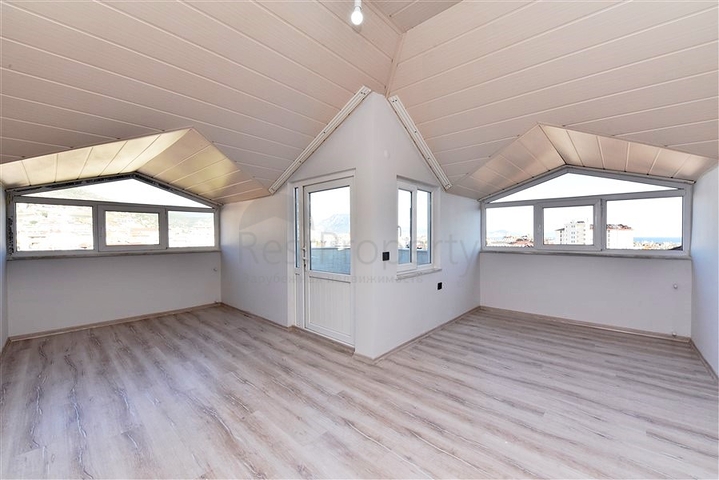 دوبلكس 4 غرف وصالة - محدثة - في مركز الانيا 